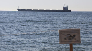 Das Frachtschiff "Glory" verlässt den Hafen von Odessa.. Foto: Nina Lyashonok/AP/dpa