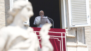 Papst Franziskus hält seine Ansprache während des Angelus-Mittagsgebets. Foto: Gregorio Borgia/AP/dpa