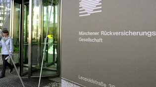 Munich Re hält trotz einem Gewinneinbruch wegen Kursverlusten auf Anlagen am Jahresziel fest (Archivbild)
