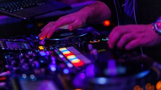 Ein DJ am Mischpult: Bei einer Techno-Party in Spanien ist eine Schweizerin gestorben. (Symbolbild)
