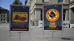 Eine Folge des Hitzesommers waren Feuerverbote: Plakate auf dem Berner Bundesplatz. (Archivbild)