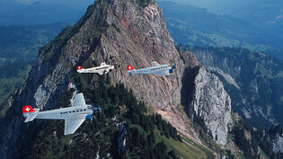 Als noch alle drei Ju-52 in der Luft waren. Nach dem Absturz einer Maschine im Jahr 2018 gelten künftig strengere Vorgaben für Flüge mit historischen Flugzeugen. (Archivbild)