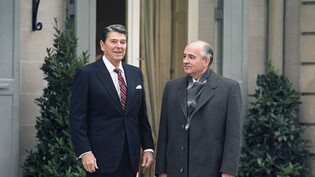 Im November 1985 treffen sich die beiden Staatschefs der Supermächte Sowjetunion und USA, Michail Gorbatschow (rechts) und Ronald Reagan (links), zu einem richtungsweisenden Gipfel in Genf. (Archivbild)