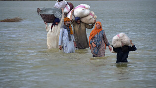 Ein Drittel der Landfläche Pakistans steht noch immer unter Wasser. (Archivbild)