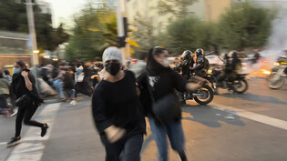 HANDOUT - Auf diesem Bild vom Montag, 19. September 2022, das von einer nicht bei Associated Press angestellten Person aufgenommen und von AP außerhalb des Irans beschafft wurde, fliehen Frauen vor der Polizei während eines Protestes gegen den Tod einer…