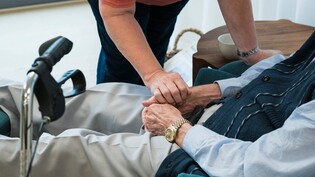 Viele werden im Alter pflegebedürftig: Die Koordinationsstelle Gesundheit hat unter anderem den Überblick über die vielen Angebote für alte Menschen mit gesundheitlichen Problemen.