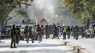 Zuletzt gab es einen ähnlichen Vorfall in der Nähe einer Moschee in Kabul: Taliban-Kämpfer stehen am Explosionsort. Foto: Ebrahim Noroozi/AP/dpa