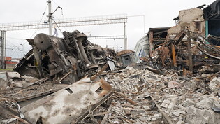 Trümmer türmen sich zu einem Haufen aus Schutt und zerstörten Waggons, nachdem ein Eisenbahndepot bei einem, mutmaßlich russischen, Raketenangriff zerstört wurde. Foto: Andrii Marienko/AP/dpa
