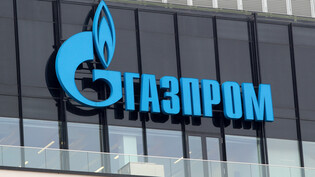 ARCHIV - Das Gazprom-Logo ist an einer Niederlassung des russischen Staatskonzerns in St. Petersburg zu sehen. Foto: Igor Russak/dpa