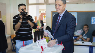 Denis Becirovic von der Sozialdemokratischen Partei (SDP), der für die bosnische Präsidentschaft kandidiert, gibt seine Stimme ab. Foto: Uncredited/AP/dpa