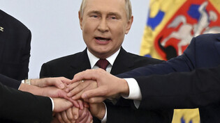 dpatopbilder - HANDOUT - Das von der staatlichen russischen Nachrichtenagentur Sputnik via AP veröffentlichte Bild zeigt Wladimir Putin, Präsident von Russland, als er mit den von Moskau ernannten Leitern der annektierten ukrainischen Regionen während…