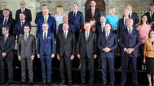 Emmanuel Macron (vordere Reihe 2. v.l.), Präsident von Frankreich und andere Staats- und Regierungschefs aus 44 Staaten stehen beim ersten Treffen der neuen europäischen politischen Gemeinschaft für ein gemeinsames Foto zusammen. Foto: Kay Nietfeld/dpa