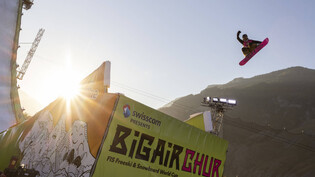 Hoch hinaus: Ein Snowboarder springt über die Schanze des Big Airs Weltcup in Chur.