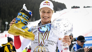 Marco Odermatt mit einigen seiner Trophäen aus der letzten Saison - die Auszeichung als "Skieur d'Or" kommt noch dazu