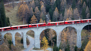Rekord: Die Rhätischen Bahn schickt den längsten Personenzug der Welt – bestehend aus insgesamt 25 Capricorn-Triebzügen – auf Reisen. 