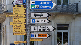 Auch in den Städten haben sich die Umsätze erholt: Wegweiser in Genf. (Archivbild)