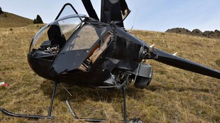 Der Helikopter stürzte in steiles Gelände ab, überschlug sich seitlich-frontal und kam auf den Kufen zum Stillstand. 