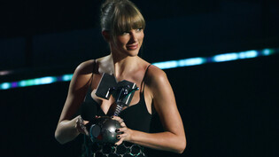 dpatopbilder - Taylor Swift freut sich über die Auszeichnung in der Kategorie "Best Longform Video" bei der Verleihung der MTV Europe Music Awards im PSD Bank Dome. Foto: Rolf Vennenbernd/dpa