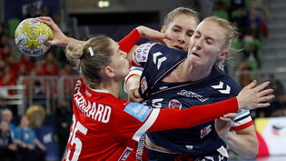 Die Norwegerin Henny Ella Reistad (in blau) erzielt im Final gegen Dänemark acht Tore zum 27:25-Sieg