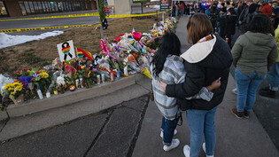 Nach den tödlichen Schüssen gedenken Menschen den Opfer. Foto: Christian Murdock/The Gazette/AP/dpa