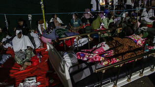 Menschen werden nach dem Erdbeben medizinisch versorgt. Foto: Algi Febri Sugita/ZUMA Press Wire/dpa