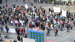 Mehrere hundert Pflegende wehren sich in Bern gegen den "Pflege-Exodus".