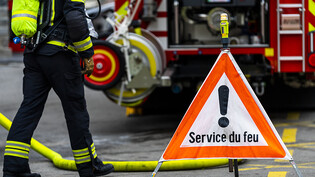 Ein Mann starb am Sonntag beim Brand eines Chalets in St. Légier-La-Chiésaz im Waadtland. (Symbolbild)