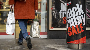 Händler in der Schweiz ziehen eine erste positive Bilanz zur Rabattschlacht am vergangenen "Black Friday". Vor allem Kleider, Elektronikprodukte und Spielzeuge waren gefragt.(Symbolbild)