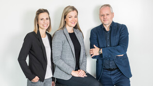 Die neue Führungscrew in der Redaktion von Nau.ch: Micha Zbinden (rechts), Angelika Meier (Mitte) und Karin Aebischer (links). (Bild: Nau.ch)