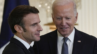 Joe Biden (r), Präsident der USA, und Emmanuel Macron, Präsident von Frankreich, sprechen während einer Pressekonferenz im East Room des Weißen Hauses. Foto: Susan Walsh/AP/dpa