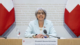 Die neugewählte Bundesrätin Elisabeth Baume-Schneider präsentierte sich am Mittwochnachmittag sichtlich stolz vor den Medien in Bern.
