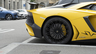 Ein gelber Lamborghini-Sportwagen auf einem Parkplatz in Zürich. Wer künftig mit seinem Fahrzeug absichtlich hohen Lärm erzeugt, soll härter bestraft werden können. (Themenbild)