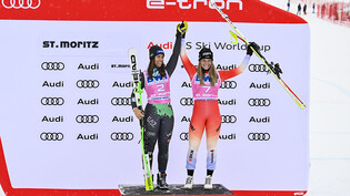 Weil die zweitklassierte Italienerin Sofia Goggia wegen ihrer Handverletzung schon zum Arzt unterwegs war, nahmen in St. Moritz mit Elena Curtoni (links) und Corinne Suter nur zwei Fahrerinnen an der Siegerehrung teil