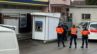 In Hettlingen bei Winterthur gab es in der Nacht auf Donnerstag einen lauten Knall. Unbekannte versuchten, den Geldautomaten zu sprengen.