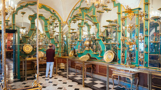 Ein Besucher schaut sich im Juwelenzimmer des Historischen Grünen Gewölbes im Residenzschloss in Dresden um. (Archivbild)