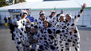 Einfallsreiches Kostüm: Sie geniessen eine gute Zeit als Kühe in Davos.