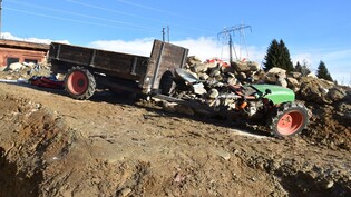 Schwerer Unfall in Segnas: Am Freitag ist in Segnas ein Mann unter einem von ihm gelenkten landwirtschaftlichen Fahrzeug eingeklemmt worden.