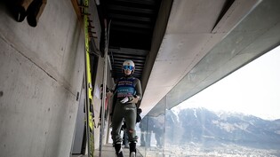 Halvor Egner Granerud oben beim Ausgang am Turm. Der Sprung wird nicht besser ausfallen als das Wetter in Innsbruck.