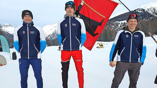 Halten die Glarner Fahne im Wallis hoch: Mario (von links), Yanick und Severin Bässler aus Elm belegen am Silvesterlauf die Plätze eins bis drei.