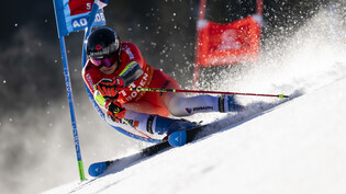 Auch in Wengen dabei: Der Bündner Skirennfahrer Gino Caviezel umkurvt in Adelboden ein Tor. 