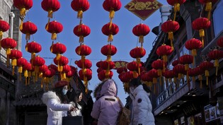 Eine Einkaufsstraße in Peking zu Jahresbeginn. Die Bevölkerung Chinas ist innerhalb eines Jahres um rund 850.000 Menschen geschrumpft. Foto: Andy Wong/AP/dpa