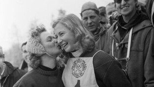 Renée Colliard (mit der Startnummer 1) nimmt nach ihrem Slalom-Olympiasieg 1956 in Cortina d'Ampezzo Gratulationen entgegen