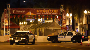 Zwei Polizeifahrzeuge stehen in der Nähe des Tatorts in Monterey Park in Kalifornien. Foto: Jae C. Hong/AP/dpa