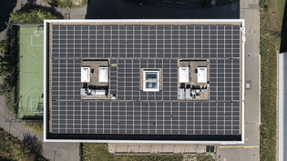 Solarpanels auf dem Dach eines Hauses in Rotkreuz. Bei Neubauten fordert die Energiekommission des Nationalrats eine Solarpflicht. (Archivbild)