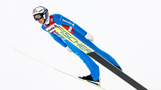 Simon Ammann, hier bei einem Flug vor Weihnachten in Engelberg, tut sich auch beim Skifliegen am Kulm schwer mit dem Wiedereinstieg in den Weltcup.
