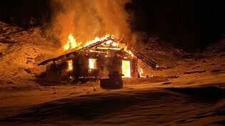 In Sumvitg brannte ein Maiensäss vollständig aus.