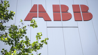 ABB hat im Geschäftsjahr 2022 den Umsatz um 2 Prozent auf 29,4 Milliarden Dollar gesteigert. Der Reingewinn fiel hingegen um 46 Prozent auf 2,5 Milliarden Dollar. (Archivbild)