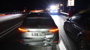 Auffahrunfall: Ein 34-jähriger Autofahrer bemerkte den Stau beim Isla-Bella-Tunnel zu spät und kollidierte mit einer Autofahrerin vor ihm.