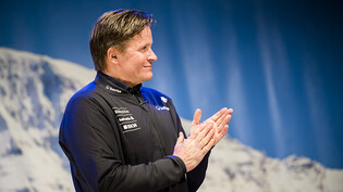 Swiss-Ski-Präsident Urs Lehmann applaudiert in Wengen den Siegern des Super-G