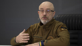 Der ukrainische Verteidigungsminister Oleksij Resnikow ist nach Spekulationen in die Kritik geraten. Foto: Daniel Cole/AP/dpa